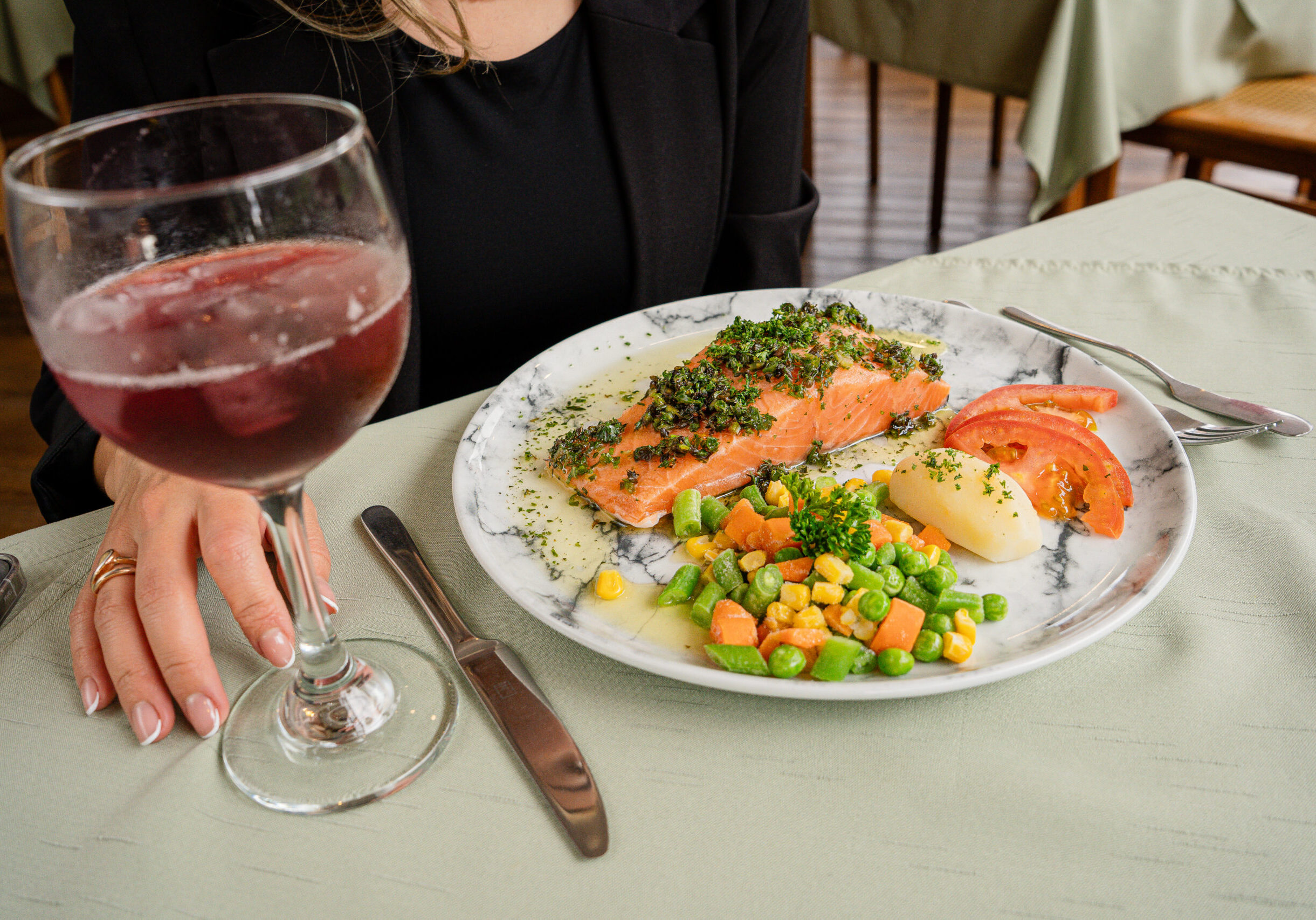 20250403_salmon_finas_hierbas_2